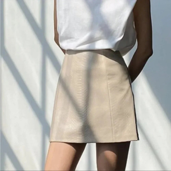 Aritzia Babaton Modern Vegan Leather Croc  Embossed Mini Skirt Beige Size 0 - Picture 2 of 13